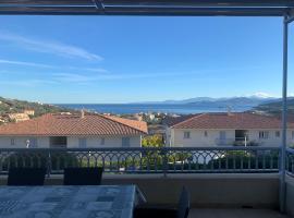 T2 clim 54m2, 17m2 de terrasse très belle vue mer, holiday rental in LʼÎle-Rousse
