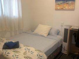 Apartamento compartido - SOLO EL DORMITORIO ES PRIVADO, hospedagem domiciliar em Torrevieja