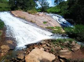 Recanto do sonho, com cachoeira no quintal