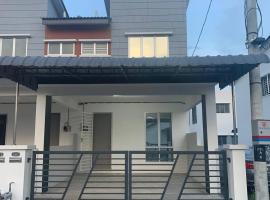 2storey Asraf's homestay – hotel w mieście Kampung Bota Kiri