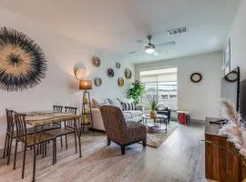 Trendy Condo on Riverwalk Free Parking Pet Friendly Centrally Located on the Riverwalk