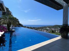 Luxurious Haven with Mesmerizing Views, hotel di Pantai Surin