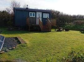 Quincecote shepherds hut, Hartland, hotel with parking in Hartland