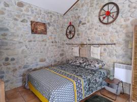 lou caladou gîte en pierre avec bain à remous, hotel in Vallon-Pont-dʼArc