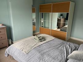 Quiet double bedroom with garden view/ breakfast, habitación en casa particular en Hazel Grove