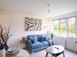 Modern Apt with Free Parking & Park Views in MK, self-catering accommodation in Woolstone