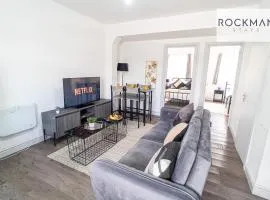 Ten Cromwell - FREE PARKING - Spacious 3 Bedroom Contractor Home - Central Grays Close to Station and Shops - Fast Wi-Fi - Long Term Stays