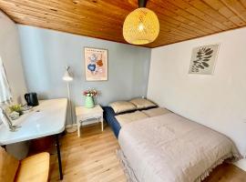 5 minute walk to Lego house - private studio apartment with Garden, nyaraló Billundban