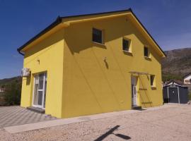 Žuta kuća, cabaña o casa de campo en Grude