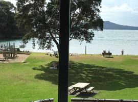 Beachside Bliss Castor Bay - Holiday by the Beach, hotel v Aucklandu