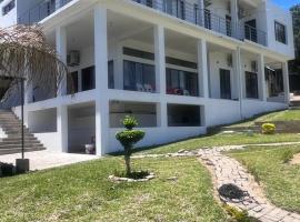 Luxury 2-story retreat with private pool in Bilene beach, casa rústica em Macia