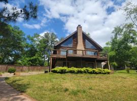 Gorgeous Cabin by Lake with Waterview and walking access, villa in Anderson