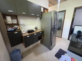 hospedagemsaopedro apartamento com garagem a 13 km de Cabo frio 22 km de arraial do cabo، فندق في ساو بيدرو دا ألديا