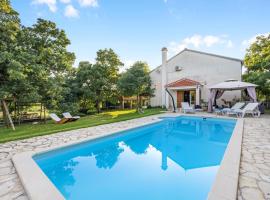 Beautiful Home In Lozovac With 4 Bedrooms, Jacuzzi And Outdoor Swimming Pool, hótel í Lozovac