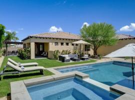 Falling Leaf Estate with a Large Pool, Open Floor Plan and Total Privacy!, cottage in Indio