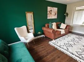 Mell Square - Spacious Solihull Home 4 Bedrooms -NEC Stay -5 Mins to M42 & JLR - 5 Beds 2 Sofa Beds - 10 Guests - 10 Mins to NEC BHX HS2 South Birmingham - Driveway Parking - Regular & Long Work Stays Available - Samina - ARZ Stays