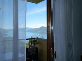 Dumenza에 위치한 호텔 Lago Maggiore holiday house, lake view, Vignone