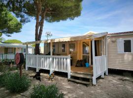 Mobil-home au Camping familial 4 étoiles Les Sables d'Or، فندق في كاب داغد