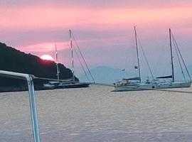 Isla blanca, alojamiento en un barco en Bari