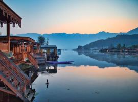 Lakes Crown Group Of Houseboats, five-star hotel in Srinagar