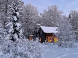 Gemütliche Blockhütte mit Außentoilette und Badezimmer im Haupthaus