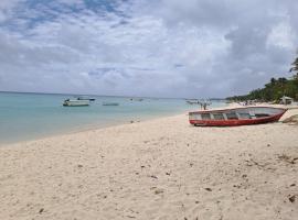 Cozy Duplex Bungalow Near Seaside in Troux aux Biches, hotell i Trou aux Biches