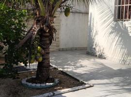 Casa térrea com piscina e aconchegante perto da praia, будинок для відпустки у місті Ітанняен