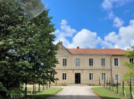 Château Bernon Maison d Hotes - Piscine et sauna, готель у місті Queyrac