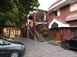 Little Chef Hotel, hotel cerca de Aeropuerto de Kanpur - KNU, Kānpur