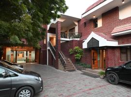 Little Chef Hotel, hotel near Kanpur Airport - KNU, Kānpur