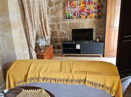 Nice House of caractere in Qormi, hotel sa Qormi