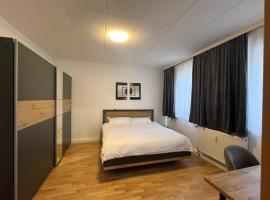 Bequemes Zimmer in moderner Unterkunft My Pension Duisburg, hotel in Duisburg