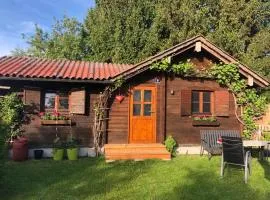 Gemütliche Blockhütte mit großem Garten