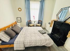 Entire 3 Bedroom House- FREE PARKING, hotell med parkering i Liverpool