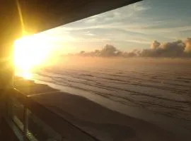 Apartamento frente mar pé na areia