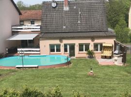 Ferienhaus Gerhard, hotel com piscina em Hornbach