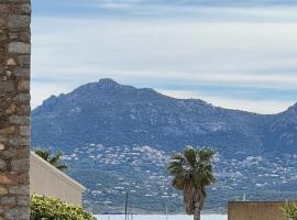 Résidence Libertà - T4 spacieux, calme, lumineux, centre ville, loggia et balcon, hotel in Calvi