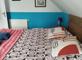 Chambre avec vue sur jardin et salle de bain à partager, hotel em Cluses