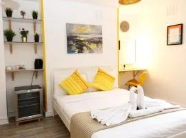 Stylish Rooms 1-Minute Walk to Camden Town Metro, Shops, Cafes, Bars & Restaurants with Shared Bathrooms