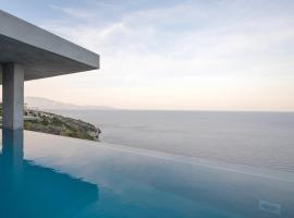 Stunning 180° Sea View Designer Villa for two, hotel v destinácii Koríthion