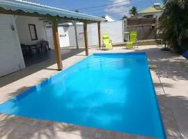 Une villa avec piscine privée