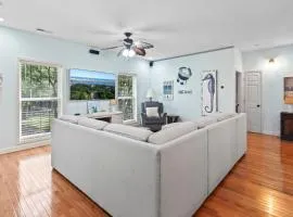 Stunning Beach Cottage! Hot Tub and Pet Friendly! Sleeps 6!