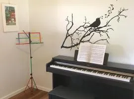 Cottage with Piano, Books & Games in the Hunter