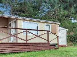 Chalet Belle Vue Camping Bel Sito, Natura 2 000, cottage in Surtainville