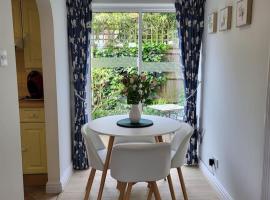 Cheerful one bedroom home with patio and parking, hotel in Newbury