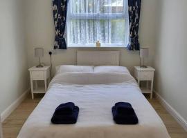 Cheerful one bedroom home with patio and parking, hotell i Newbury
