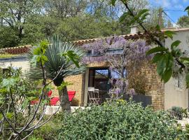 gîte de Jo et Chantal, hotel in Belgentier