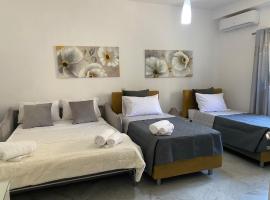 Crown Holiday Apartment, Private room in Central Area, вариант проживания в семье в Гзире