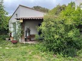 Charmante petite maison avec terrasse et jardin, chalet i Castelnau-le-Lez