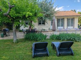 Maison au calme avec jardin et local vélo, hotel in Jonquières